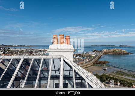 Blick auf das Meer von dem Ausblick auf den oberen Etagen von Hauteville House Stockfoto