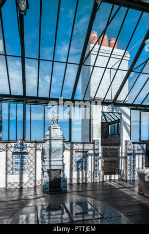 Fliesen- und verglaste Lookout auf der oberen Etage von Hauteville House Stockfoto