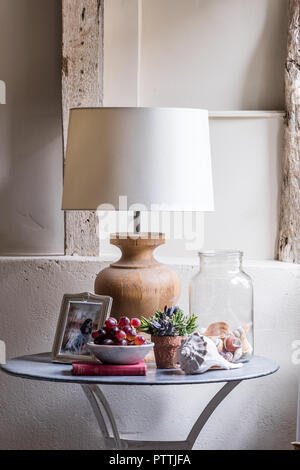 Muscheln und Lampe mit Trauben auf Tisch Stockfoto