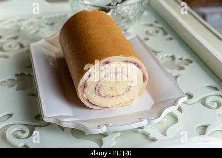 Arktis roll Kuchen auf eine Platte auf ein Fach ein Dessert. Stockfoto