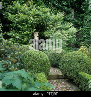 Abgeschnitten, Kugeln und Kies weg mit statue‌ in Kensington Garden Stockfoto