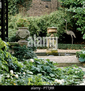 Wasserspiel und lebensgrossen Vogel sculpture‌ in Kensington Garden Stockfoto