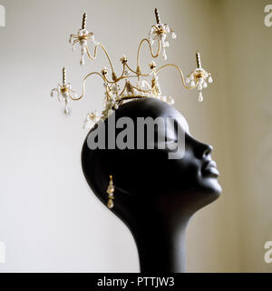 Mannequin mit Gold verzierte Krone in der Lord Snowdon Kensington home Stockfoto