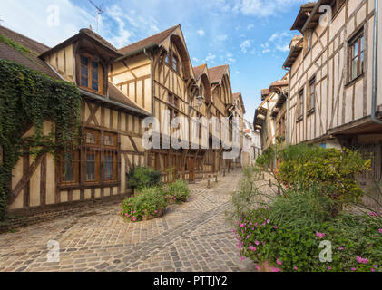 Fachwerkhäuser auf der Gasse in der Altstadt von Troyes, Region Champagne-Ardenne, Frankreich Stockfoto