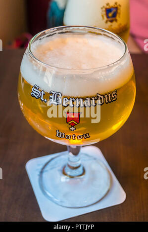 Ein Glas 'St. Bernardus' Weißbier, Café Rose Rot, Bruges, (Brugge), Belgien Stockfoto