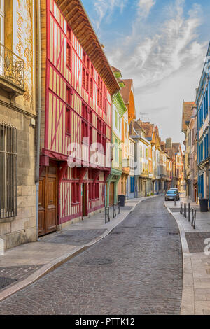 Bunte Fachwerkhäuser auf einer Straße in der Altstadt von Troyes, Aube, Frankreich Stockfoto