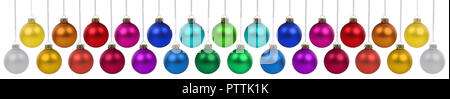 Weihnachtskugeln Christbaumkugeln banner Dekoration viele Farben hängen auf weißem Hintergrund Stockfoto