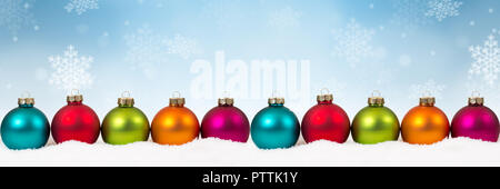 Vielen bunten Weihnachtskugeln christbaumkugeln Hintergrund banner Grenze Dekoration Schneeflocken schnee winter copyspace Stockfoto