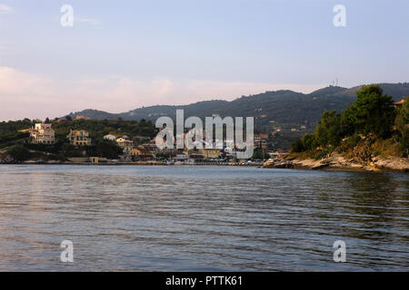 Verlassen den Hafen von Kassiopi, Korfu, Griechenland Stockfoto