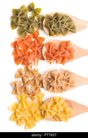 Farfalle Pasta. Bunte italienische Pasta in Holz- Schaufel auf weißem Hintergrund. Stockfoto