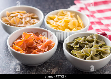 Farfalle Pasta. Bunte italienische Pasta in der Schüssel auf alten Küchentisch. Stockfoto