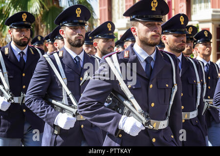 Ostia Lido, Roma. Italien 09/26/2018. Junge italienische Polizeibeamte in Parade an den 50. Jahrestag der italienischen Polizei Association Stockfoto