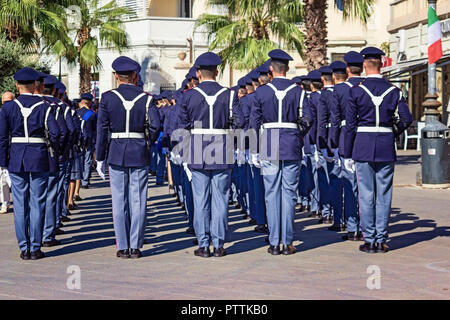 Ostia Lido, Roma. Italien 09/26/2018. Junge italienische Polizeibeamte in Parade an den 50. Jahrestag der italienischen Polizei Association Stockfoto