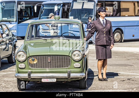 Ostia Lido, Roma. Italien 09/26/2018. Vintage Police Woman mit alten Polizei Auto posiert, Fiat 1100 an der 50. Jahrestag der italienischen Polizei Association Stockfoto