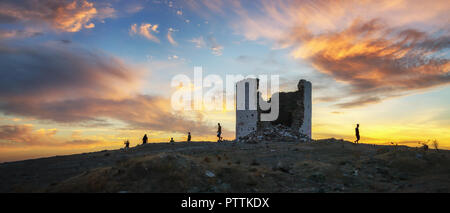 Die Ruine einer alten Windmühle in Bodrum bei Sonnenuntergang Stockfoto