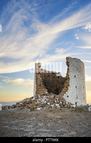 Die Ruine einer alten Windmühle in Bodrum bei Sonnenuntergang Stockfoto