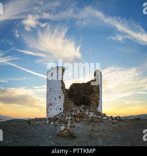 Die Ruine einer alten Windmühle in Bodrum bei Sonnenuntergang Stockfoto