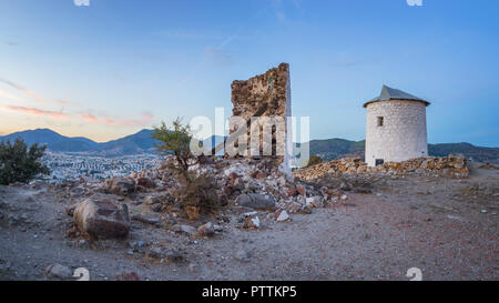 Windmühlen bei Sonnenuntergang in Bodrum, Türkei Stockfoto