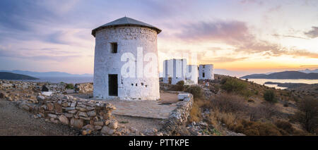 Windmühlen bei Sonnenuntergang in Bodrum, Türkei Stockfoto