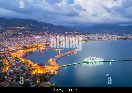 Hafen von Alanya nach Sonnenuntergang, Türkei Stockfoto