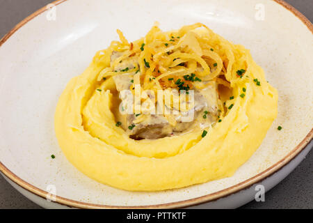 Leber mit Kartoffelpüree und gebratenen Zwiebeln Stockfoto