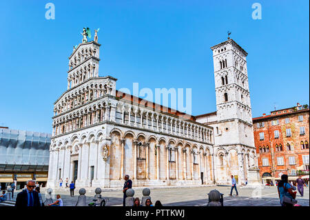 LUCCA, Italien - 30. APRIL 2013: Die San Michele in Foro Basilika ist eine der Schönsten der Region mit geschnitzten Marmor Dekorationen, am 30. April Stockfoto