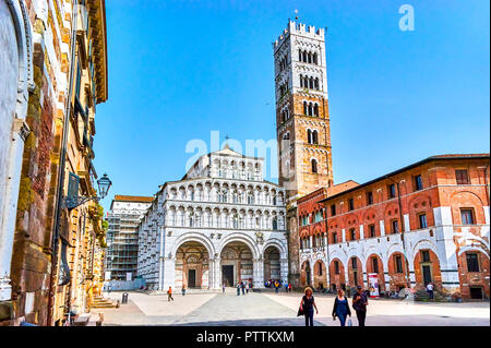 LUCCA, Italien - 30 April, 2013: Die schöne Fassade der Kathedrale von San Martin mit seinen hohen Glockenturm, der am 30. April in Lucca Stockfoto