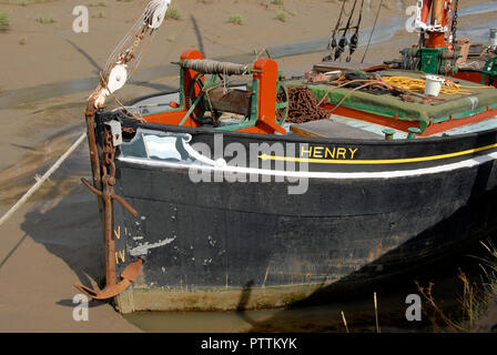 Der Bogen der Boot bei Ebbe, Faversham Creek, Faversham, Kent, England Stockfoto