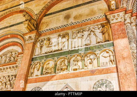 Die schöne Dekorationen und Skulpturen an der Wand der Vorhalle des Doumo Lucca, Italien Stockfoto