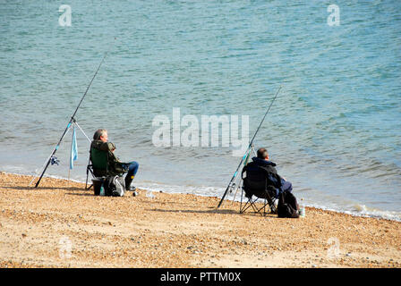 Zwei Männer Meer angeln auf Southsea Strand, Hampshire, England Stockfoto