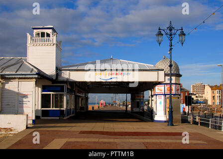 Eingang zum South Parade Pier, Southsea, Portsmouth, Hampshire, England, 2011 Stockfoto