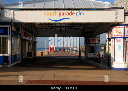 Eingang zum South Parade Pier, Southsea, Portsmouth, Hampshire, England, 2011 Stockfoto