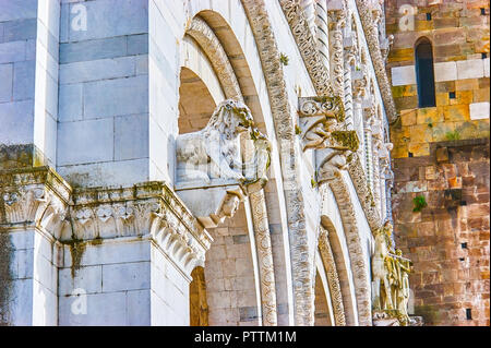 Die wunderschönen geschnitzten Marmor Skulpturen an der Fassade von Sam Martin von Tours Kathedrale in Lucca, Italien Stockfoto