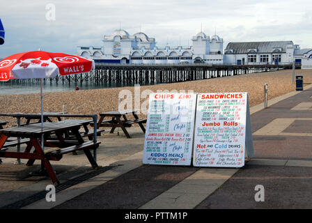 Seaside Cafe mit Preisliste, Southsea, Portsmouth, Hampshire, England, außerhalb der Saison Stockfoto