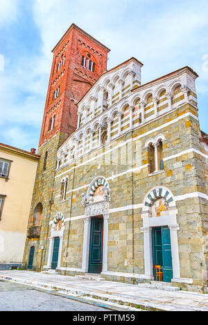 Die wunderschöne Kirche von San Pietro Somaldi mit bunten Stein auf seiner Fassade und Glockenturm, Lucca, Italien Stockfoto