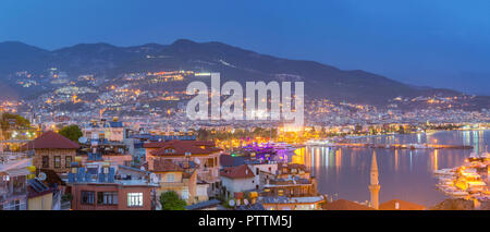 Hafen von Alanya nach Sonnenuntergang, Türkei Stockfoto