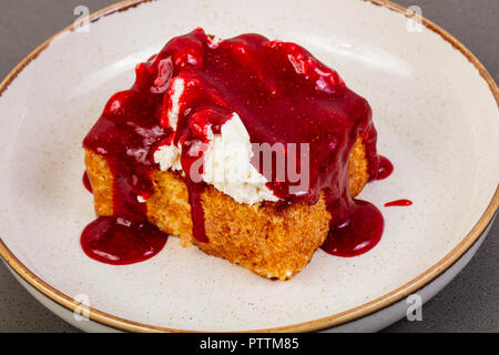 Brioche mit Ricotta und Marmelade Stockfoto