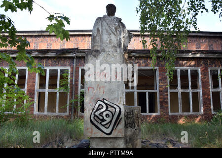 Relikte der sowjetischen Air Base in Wittstock, dem ehemaligen Ostdeutschland. Ein Lenin Statue vor dem offizier Restaurant. Stockfoto