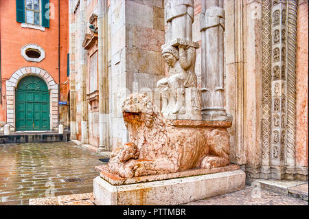 Die Kathedrale von Ferrara bietet eine schöne Dekoration der Fassade und der geschnitzten Marmor Skulpturen von Atlas sitzen auf Lion am Haupteingang, Italien Stockfoto