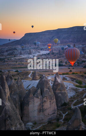 Sunrise mit Heißluft-Ballons - Göreme, Türkei Stockfoto