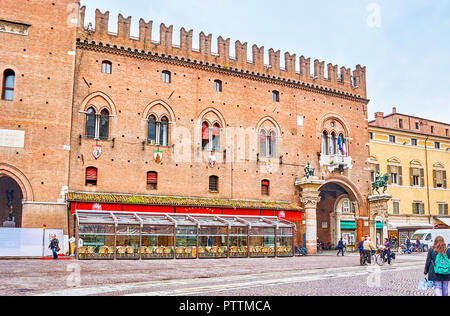 FERRARA, Italien, 30. April 2013: Die wunderschön gestalteten Haupteingang zum Palazzo Ducale Estense auch genannt Il Volto del Cavallo, der am 30. April in Fe Stockfoto