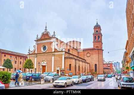 FERRARA, Italien, 30. April 2013: Die Kirche des Hl. Benedikt aus rotem Backstein, in gleichen Namens Square, am 30. April in Ferrara. Stockfoto