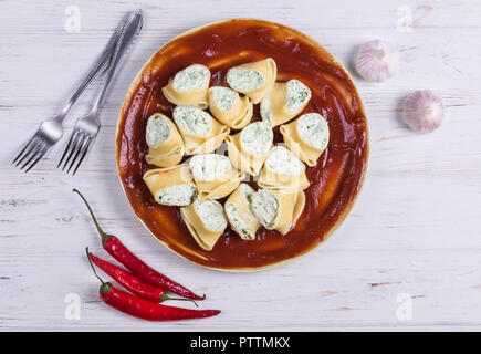 Köstliche lumaconi Nudeln essen mit Käse und Tomaten Sauce Stockfoto