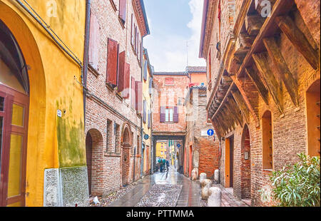 FERRARA, Italien, 30. April 2013: Die schmale Straße in der Altstadt mit schönen mittelalterlichen Häuser mit Holzbau, am 30. April in Ferrara. Stockfoto