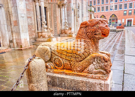 FERRARA, Italien, 30. April 2013: Die Skulpturen aus Marmor gehauen Greife locathed vor dem Eingang des Doumo von Ferrara, der am 30. April in Fe Stockfoto