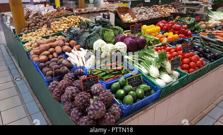 Vielfalt an Gemüse, "Saint Pierre" Markt, Clermont Ferrand, Auvergne, Frankreich Stockfoto