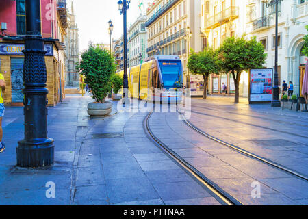 Avenida de la Constitucion, Fußgängerzone im Stadtzentrum von Sevilla Stockfoto