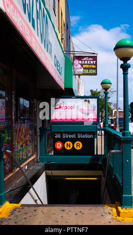 Die Einfahrt auf Straßenebene zum Bahnsteig der 36th Street Station in Brooklyn, New York, Teil des Schnellverkehrssystems der Stadt Stockfoto