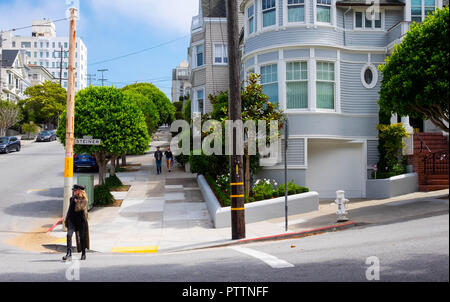 Eine wunderschöne, modische Frau schlendert die Straße entlang im Pazifik Höhen in San Francisco vor dem Haus, wo Frau Doubtfire Wurde gefilmt Stockfoto