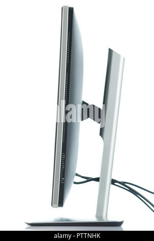 Seitenansicht des PC-Monitors auf weißem Hintergrund Stockfoto